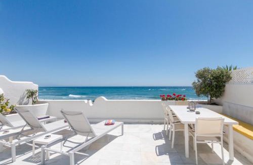 Marbella Seafront Promenade Apartment | Deluxe Apartment with Jacuzzi