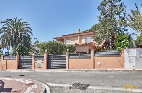 Creixell House | Casa con Piscina Privada, Barbacoa y Sala Juegos, Creixell