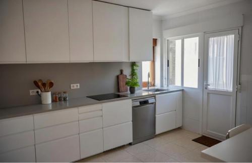 Dean Pequeno House | Casa con Vistas al Mar en Ribeira - Playa 5 min, Porche, Parking Privado
