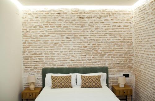 El Arenal Apartment | Homey Seville Top Notch Arfe III Apartment Near Cathedral 8 people