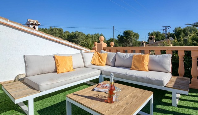 Beautiful private villa for 6 people with A/C, WIFI, private pool, TV, patio and parking