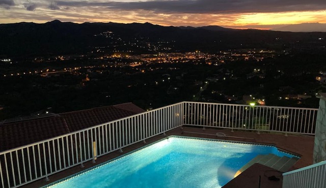 Cosy holiday home with pool and sea view