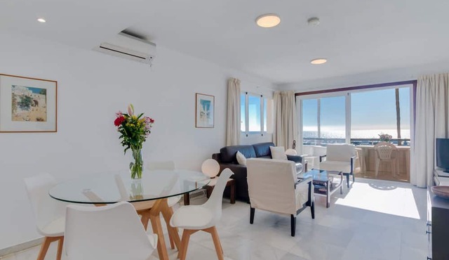 Apartment "Sea and Marina View" with Sea View, Wi-Fi, and Air Conditioning