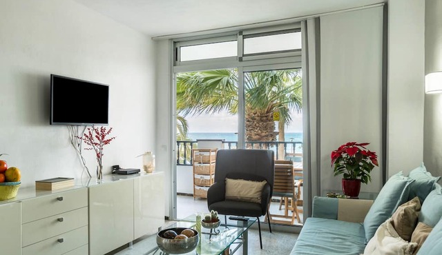Apartment "Soraya" on the Beach with Sea Views, Wi-Fi, Pool and Garden
