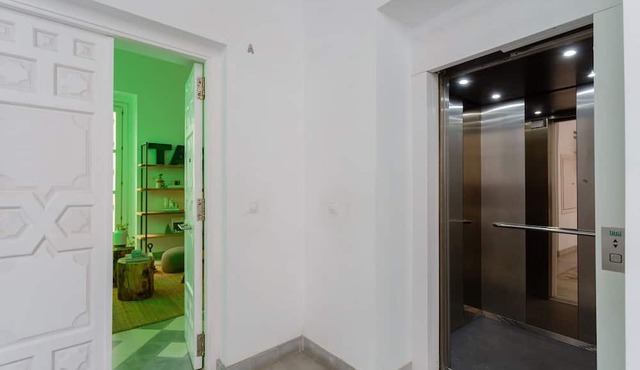 The QUEEN's Designer Apartment by Cadiz4Rentals