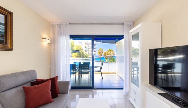 AirCon Apartment · Beach 50m · Parking · Pool · UHC LES ONES
