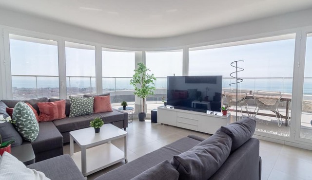 Global Vacacional: New flat with private pool and terrace with sea views.