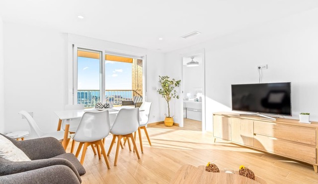 Apartment 'Sunflower Avenida' with Sea View, Balcony and Wi-Fi